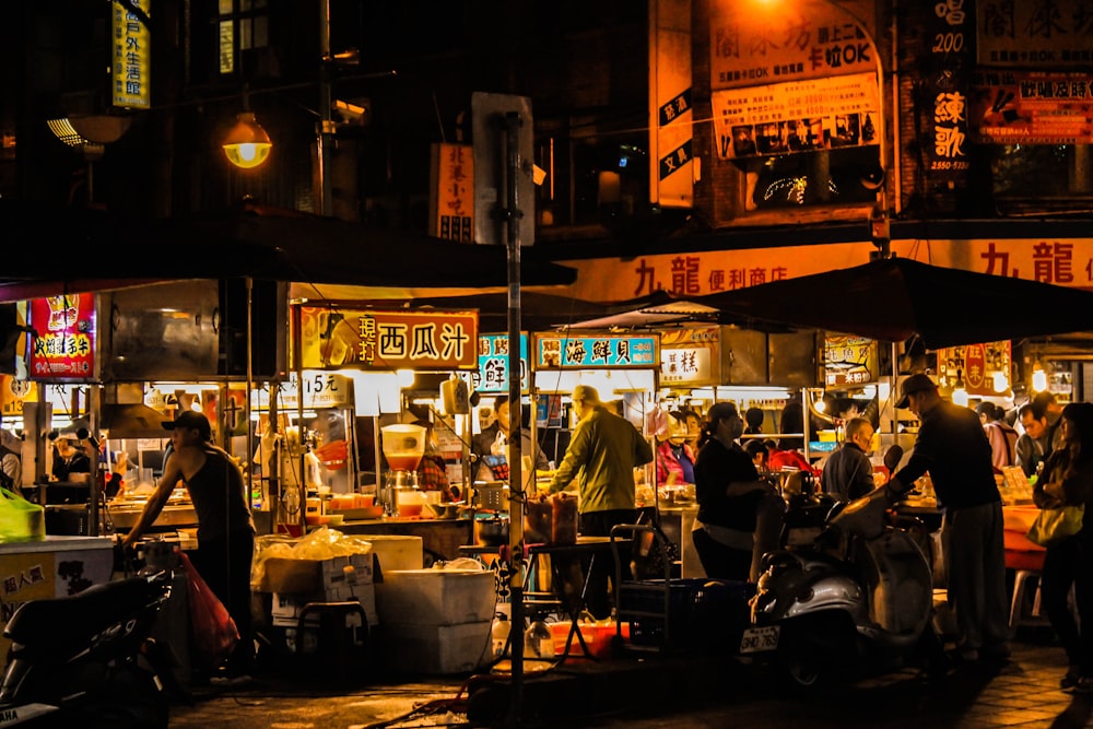 La gente mangia cibi di strada