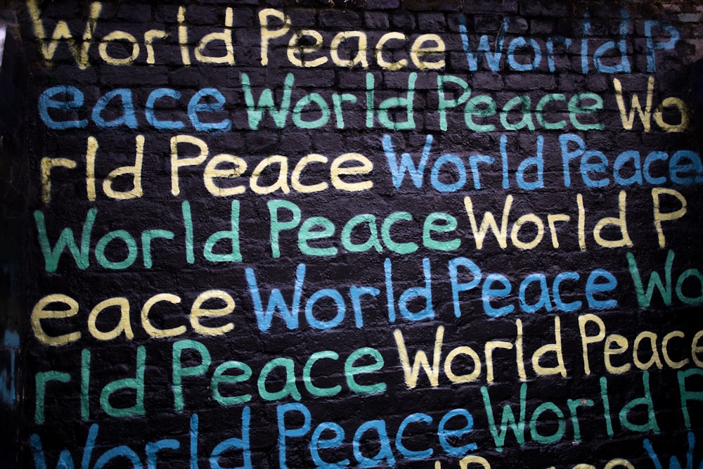 壁に印刷された世界平和のテキスト