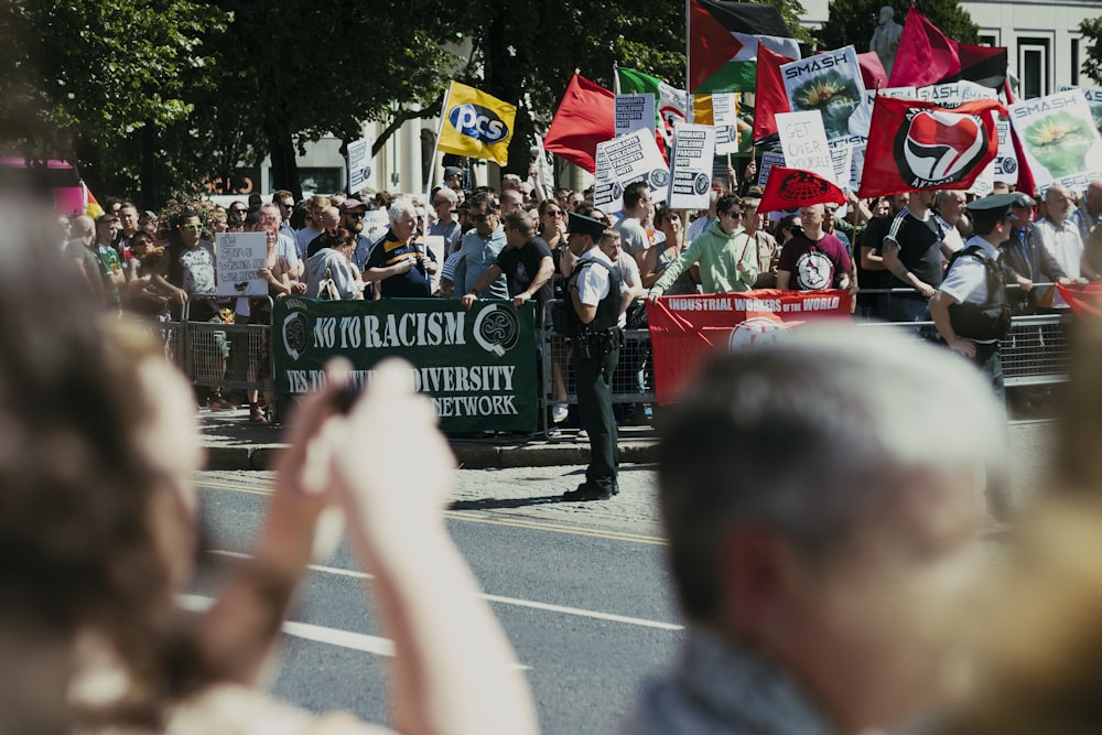 Grupo de manifestantes bloqueados por la policía