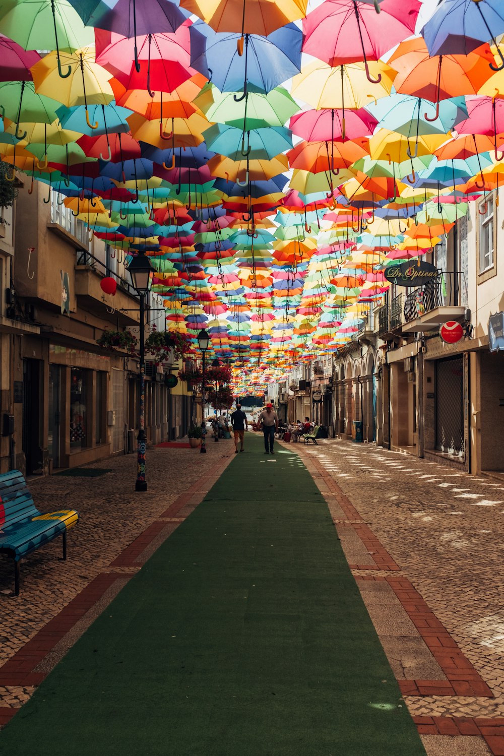 guarda-chuva de cores variadas cobrindo beco durante o dia