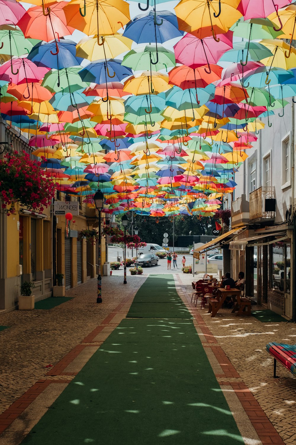 Pantalla de paraguas de colores variados