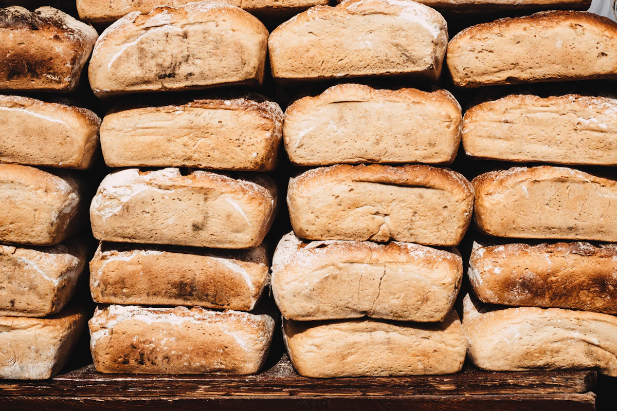 Vers brood opgestapeld, klaar voor de leverronde