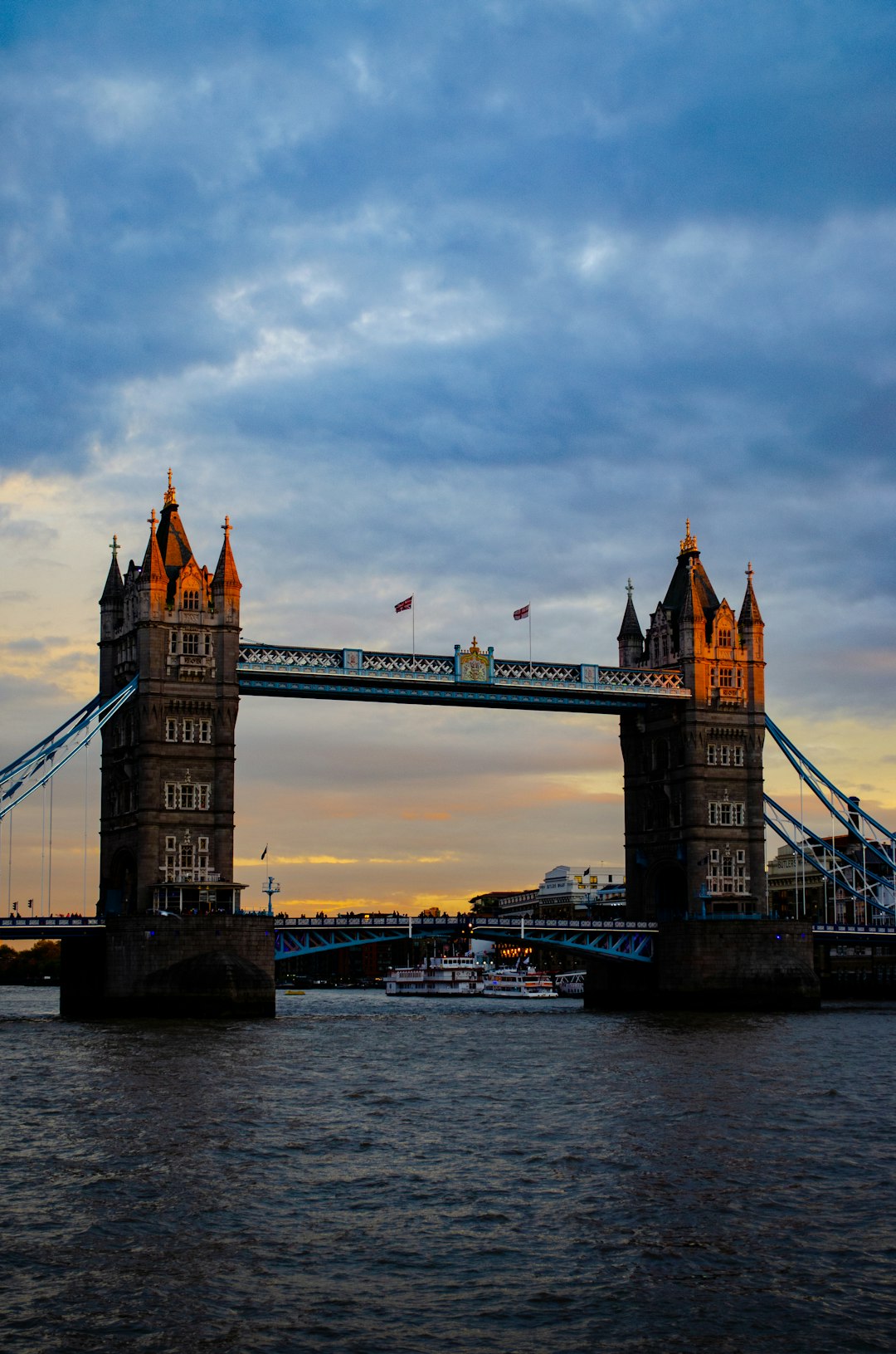 travelers stories about Suspension bridge in London Aldgate (for Tower of London), United Kingdom
