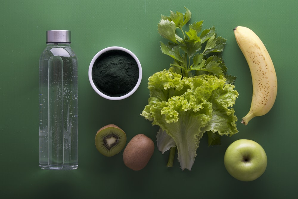 Frutas y verduras variadas sobre superficie verde