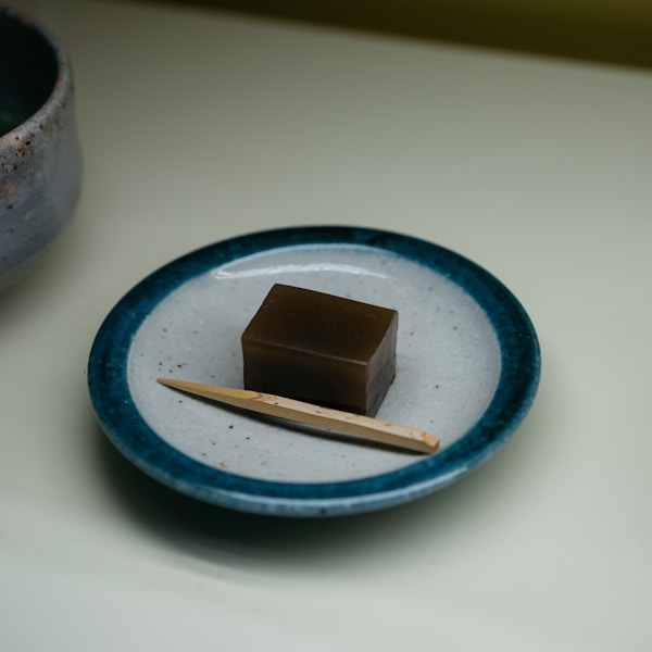 夏の上生菓子 水鏡 — 透明な琥珀羹