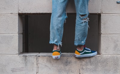 אפשר לשים נעלי ואנס צהובות עם גינס בצבע גינס וסווטשירט אוברסייזד שחור?