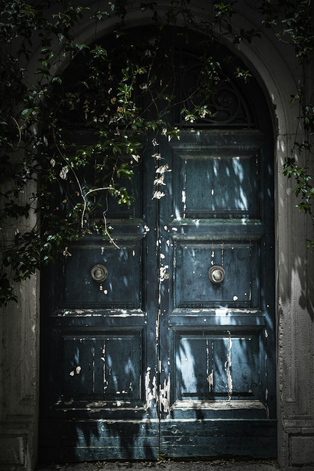 青い木製のドア