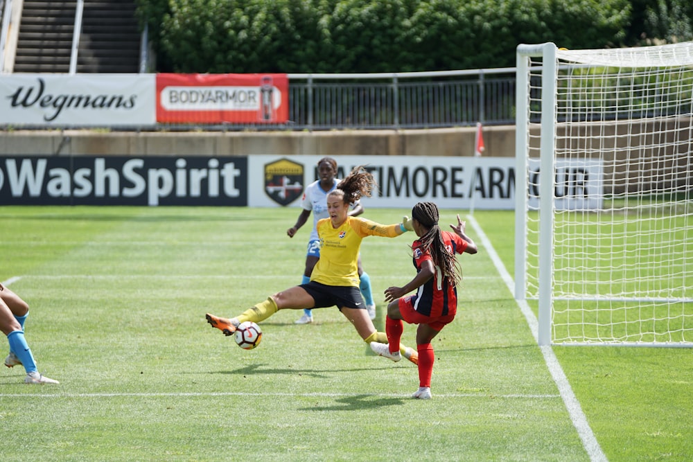 joueur de football frappant le ballon près du but