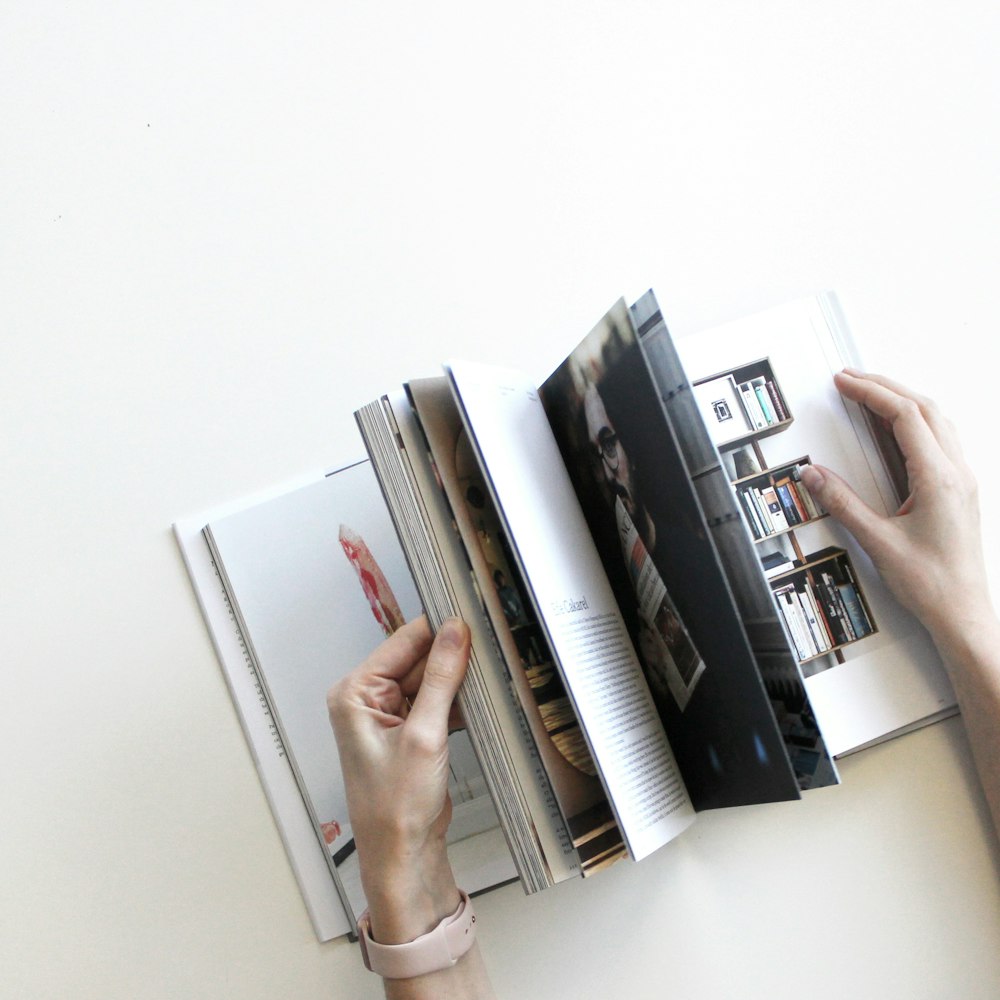 Flat-Lay-Fotografie eines aufgeschlagenen Buches