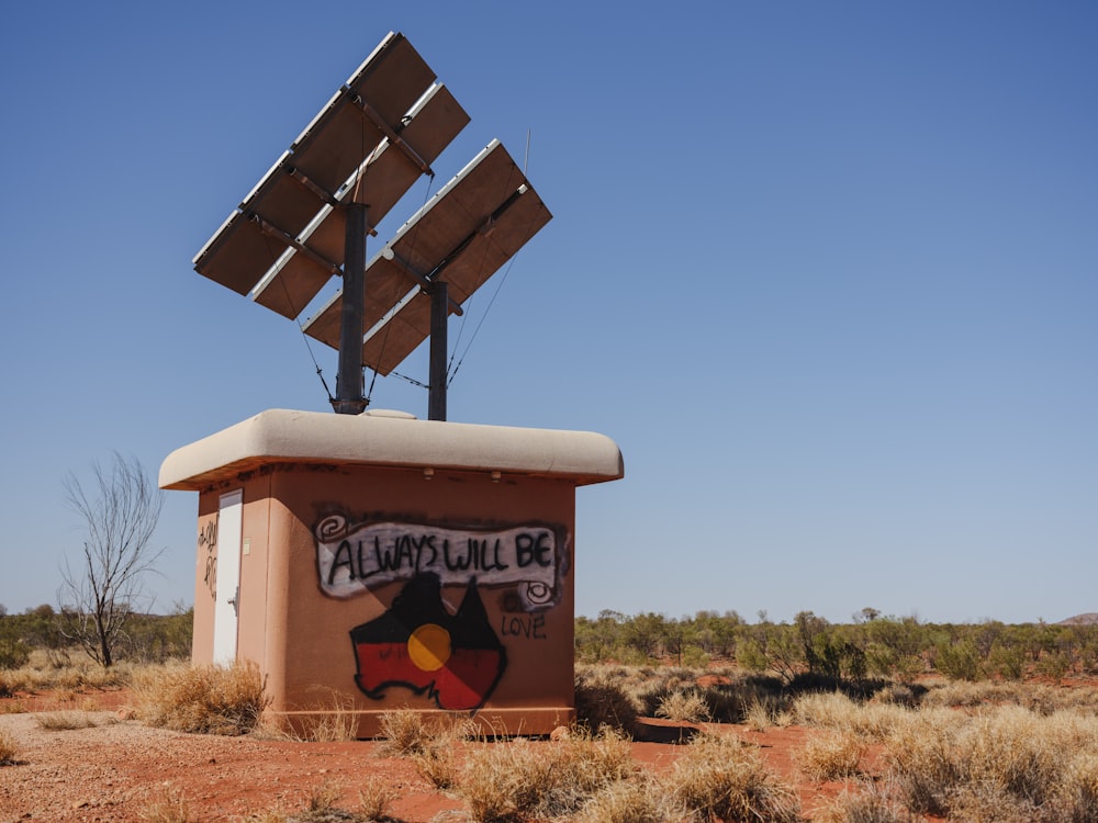 Casa marrón con tablero solar en Deser