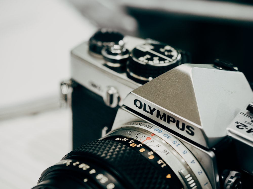 fotografia de closeup da câmera Olympus preto e cinza