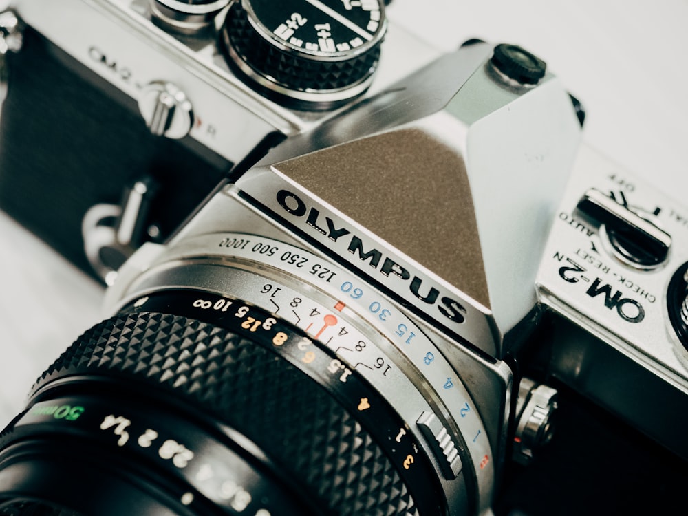 검은색과 회색 올림푸스 미러리스 카메라