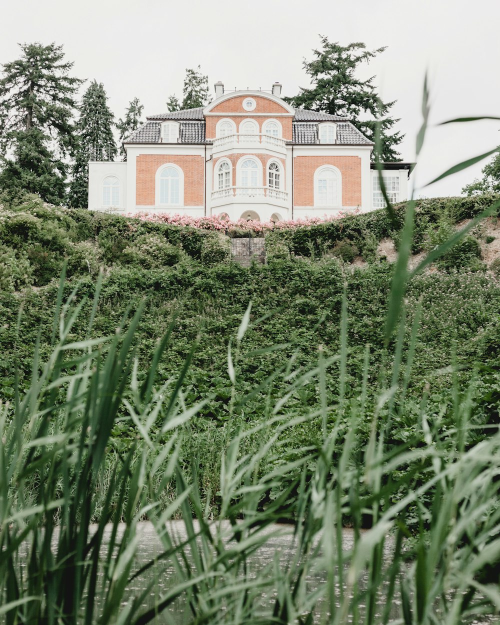 Casa bianca e arancione accanto al giardino