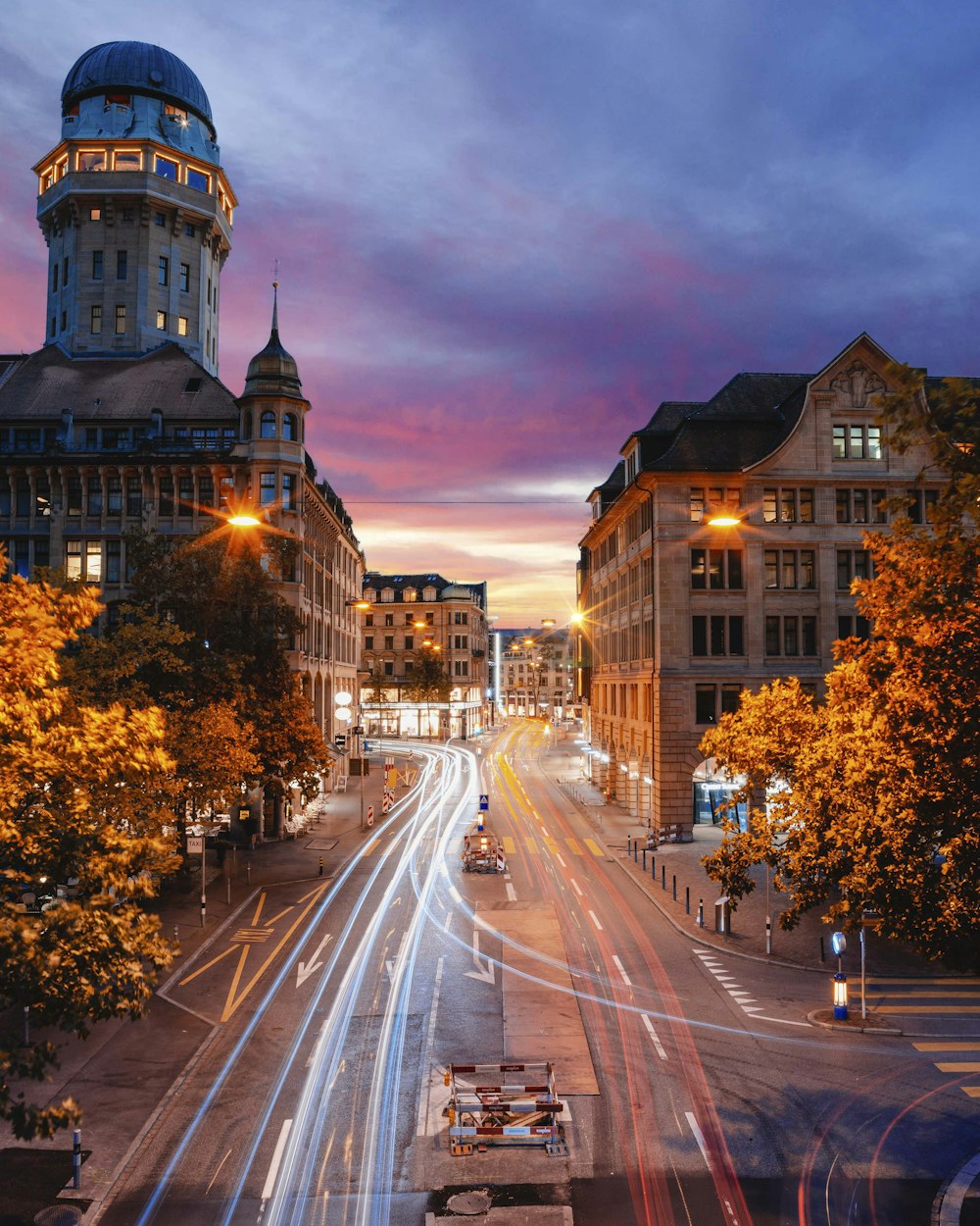 photo timelapse de voitures passant par un bâtiment