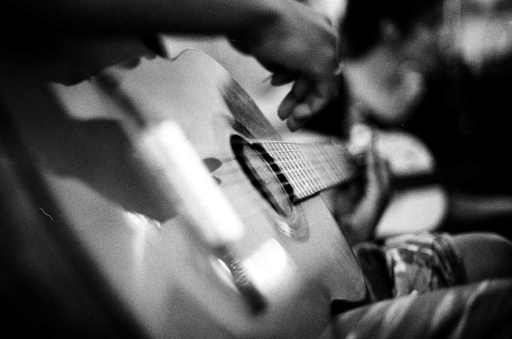 scala di grigi della chitarra acustica