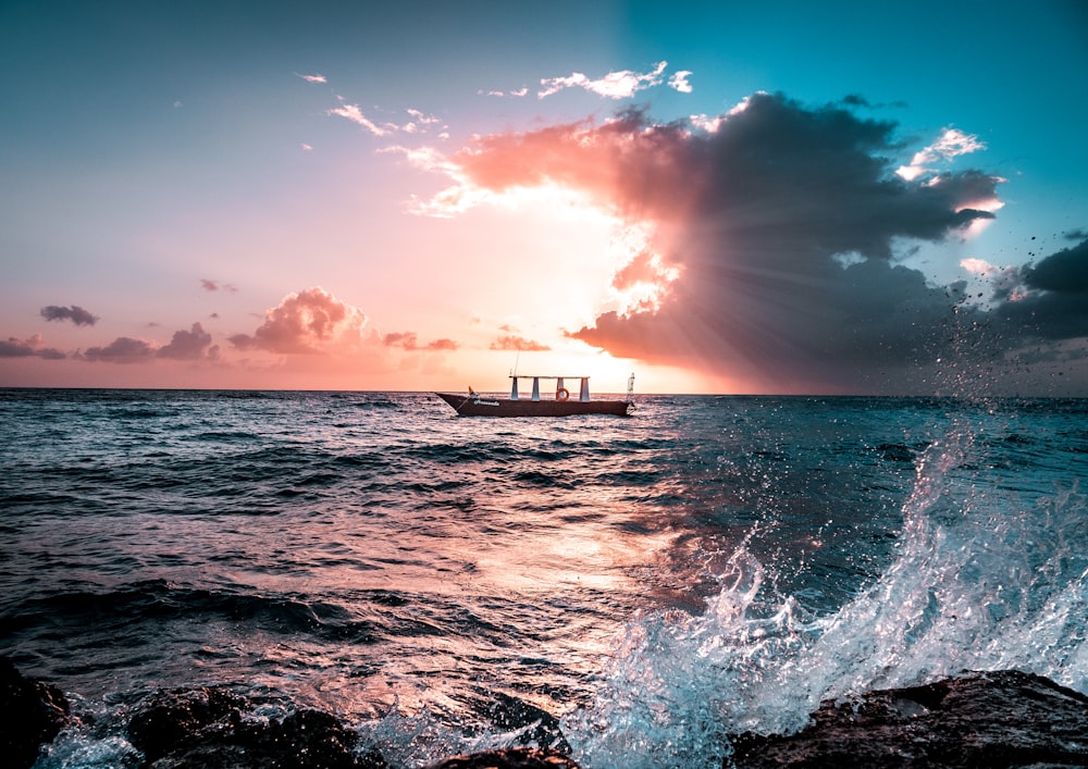 Fischerboot im Sitz während des Sonnenuntergangs