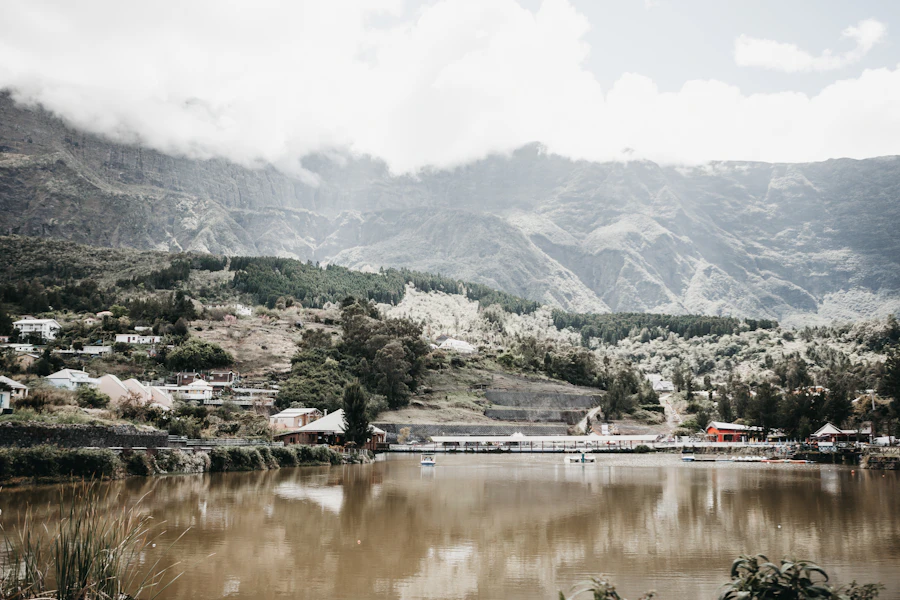 Le lac et les montagnes du cirque de Cilaos