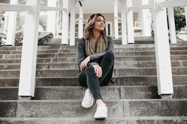 photography poses for women,how to photograph women's gray scarf