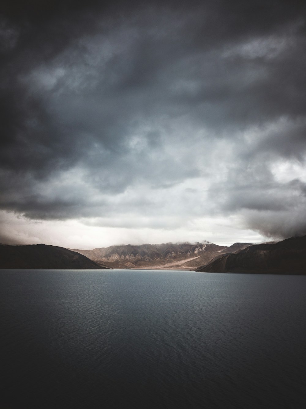 Fotografía de paisaje de cuerpo de agua