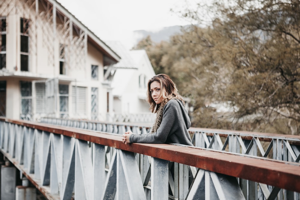 femme appuyée sur le rail