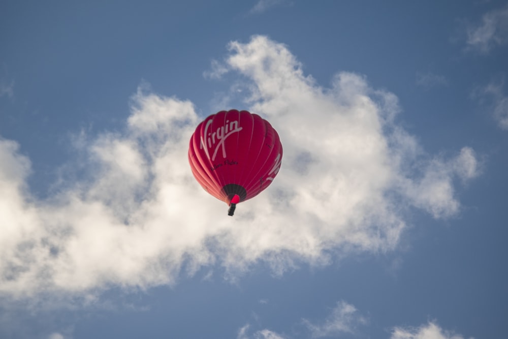 roter Virgin Heißluftballon