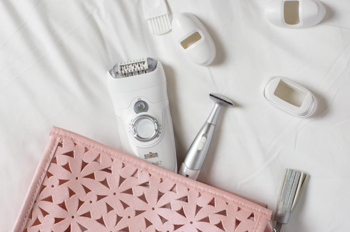 Appareil de rasage/dermaplaning et accessoires posés sur une pochette