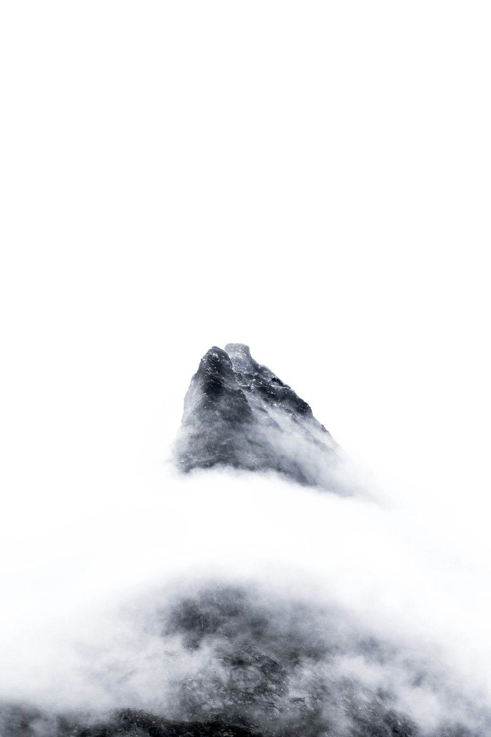구름 속의 산의 흑백 사진