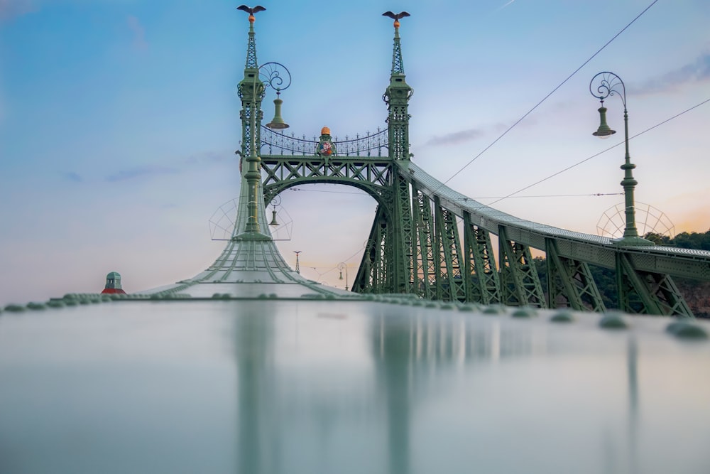 graue Brücke unter strahlend blauem Himmel