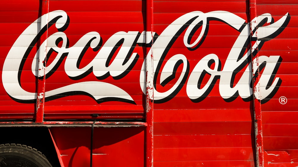 fotografia em close-up do trailer vermelho e branco da Coca-Cola