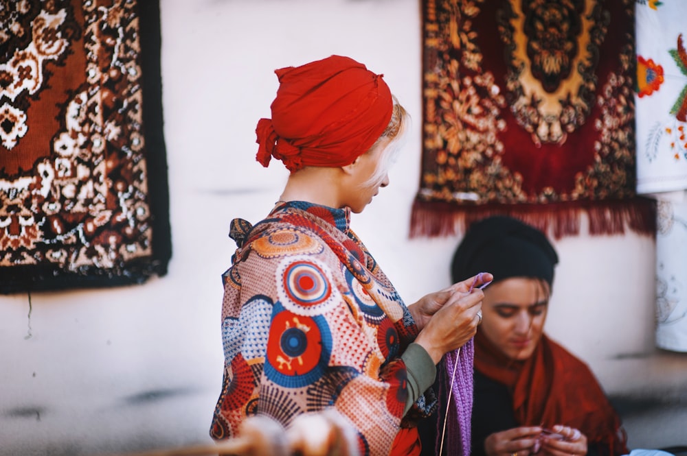 Dos mujeres tejiendo a ganchillo