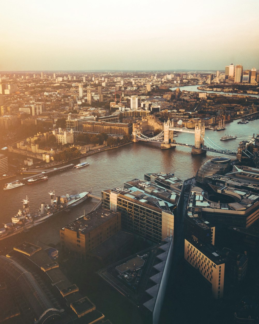 ロンドンのタワーブリッジの鳥瞰写真