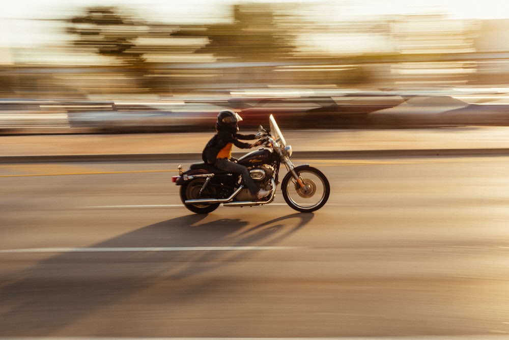 Photographie en accéléré d’un homme conduisant une moto