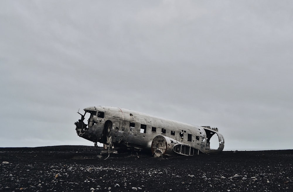 Graustufenfoto des Flugzeugs