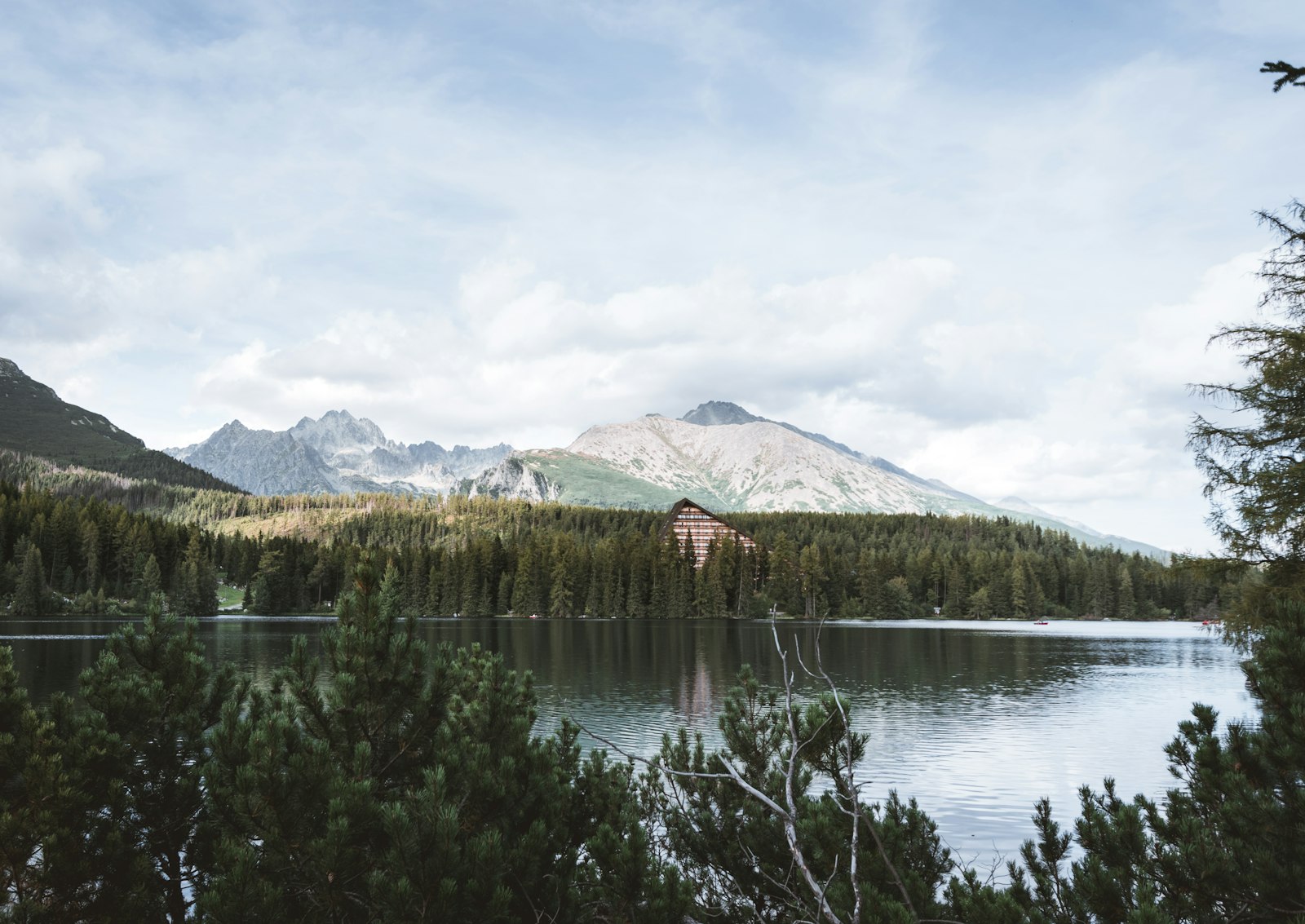 Nikon D3400 + Sigma 10-20mm F3.5 EX DC HSM sample photo. Lake surrounded by mountains photography