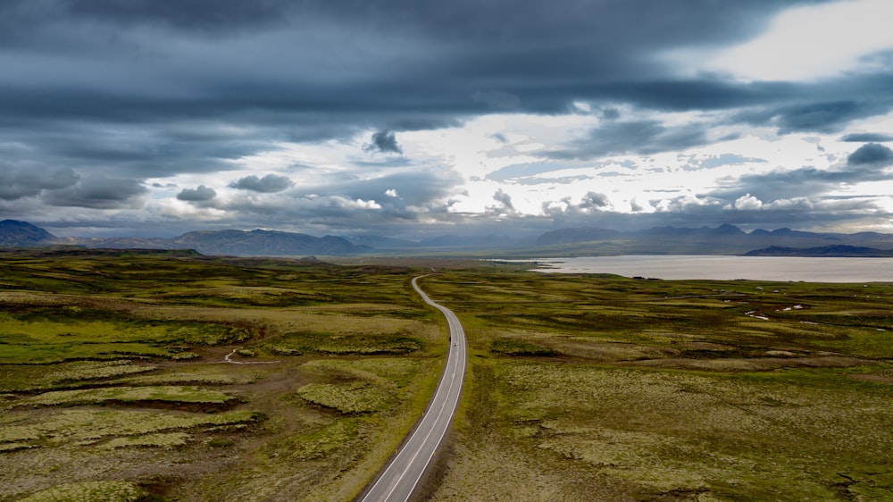 Fotografía aérea de la carretera entre hierba verde