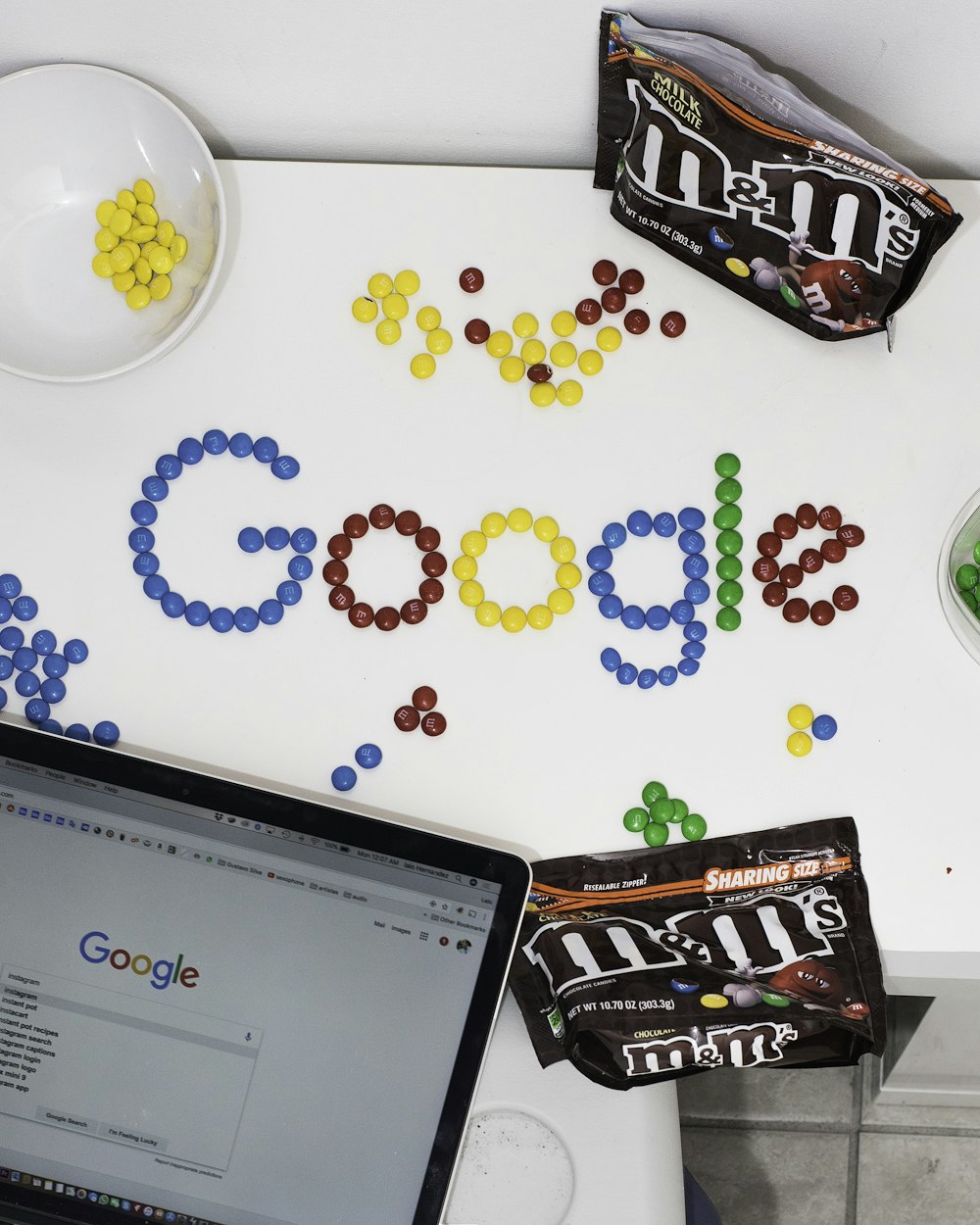 foto de M&M formando caramelos de chocolate de Google en la mesa