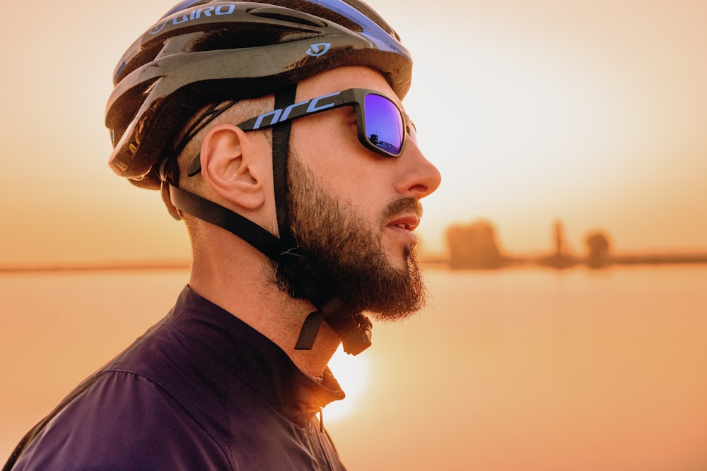 uomo che indossa casco da bici nero