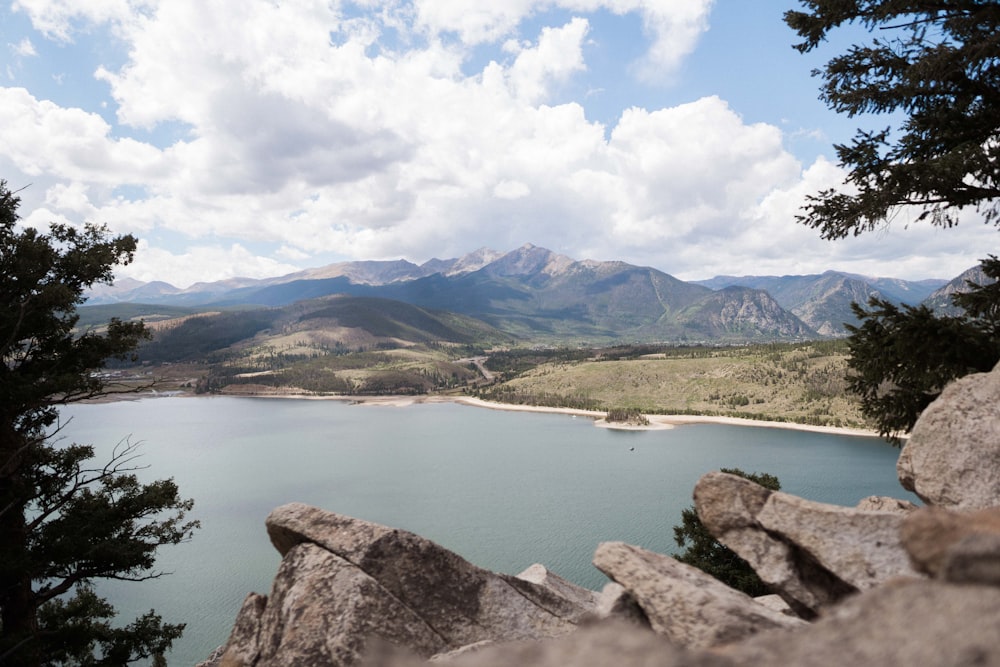 Barca bianca e blu sullo specchio d'acqua sopra la vista sulle montagne