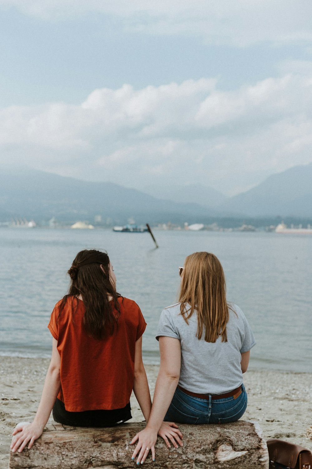 duas mulheres sentadas no tronco