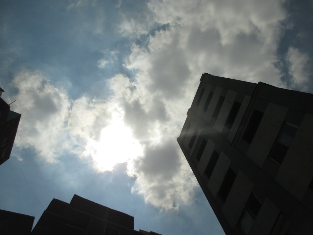 Fotografía de vista de ángulo bajo de un edificio de gran altura
