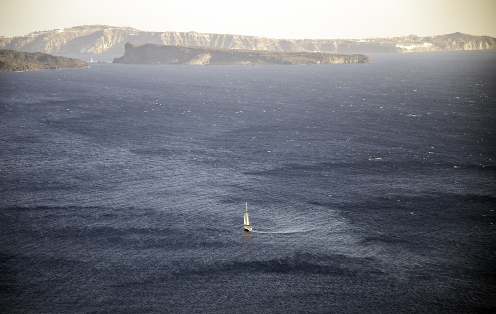 velero en el océano durante el día