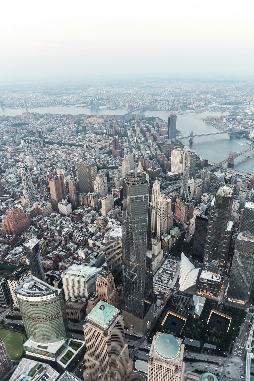 昼間の都市ビルの航空写真