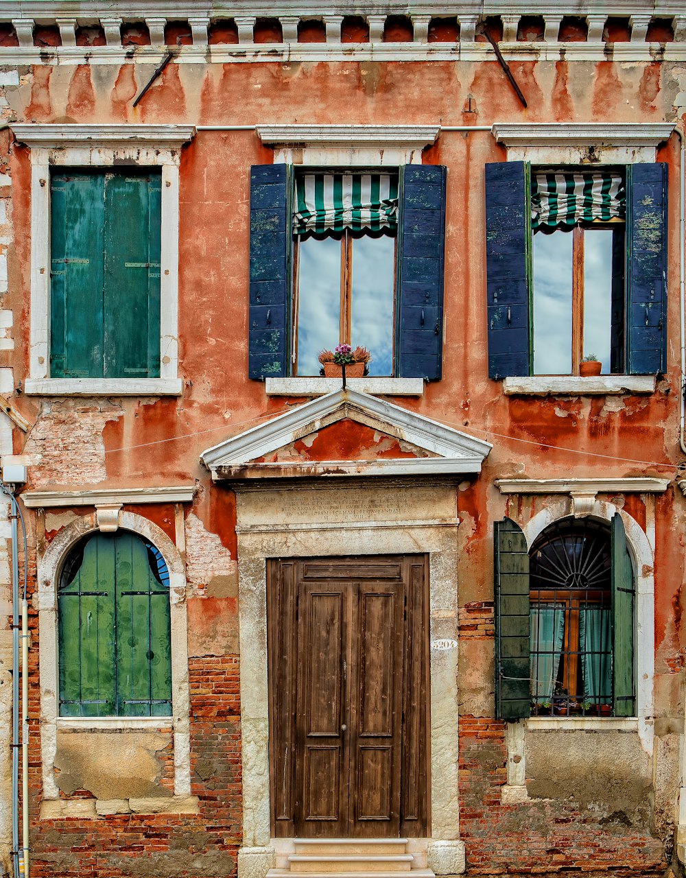 facciata dell'edificio dipinta di arancione