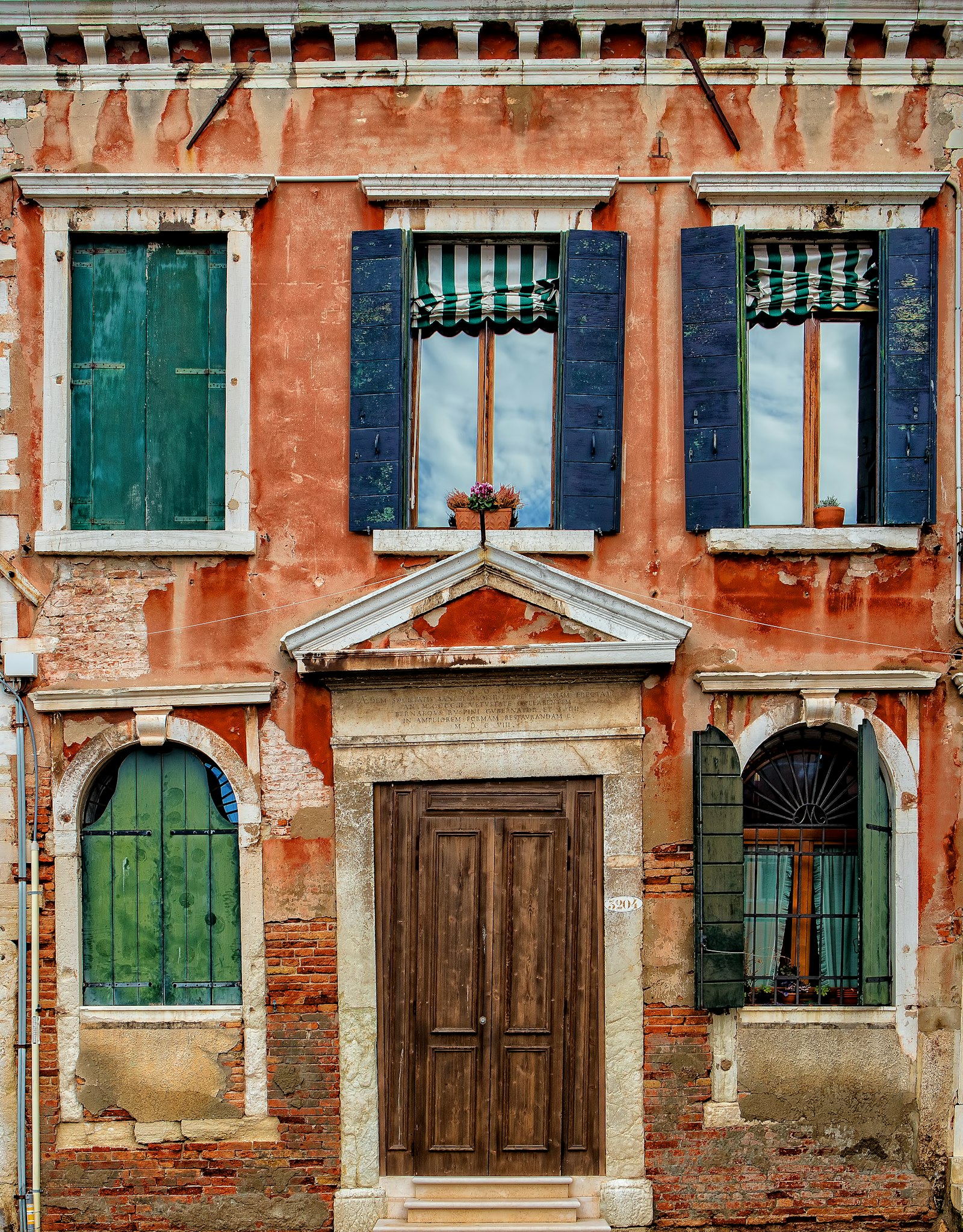 Canon EOS 5DS + Canon EF 24-70mm F2.8L USM sample photo. Orange painted building facade photography