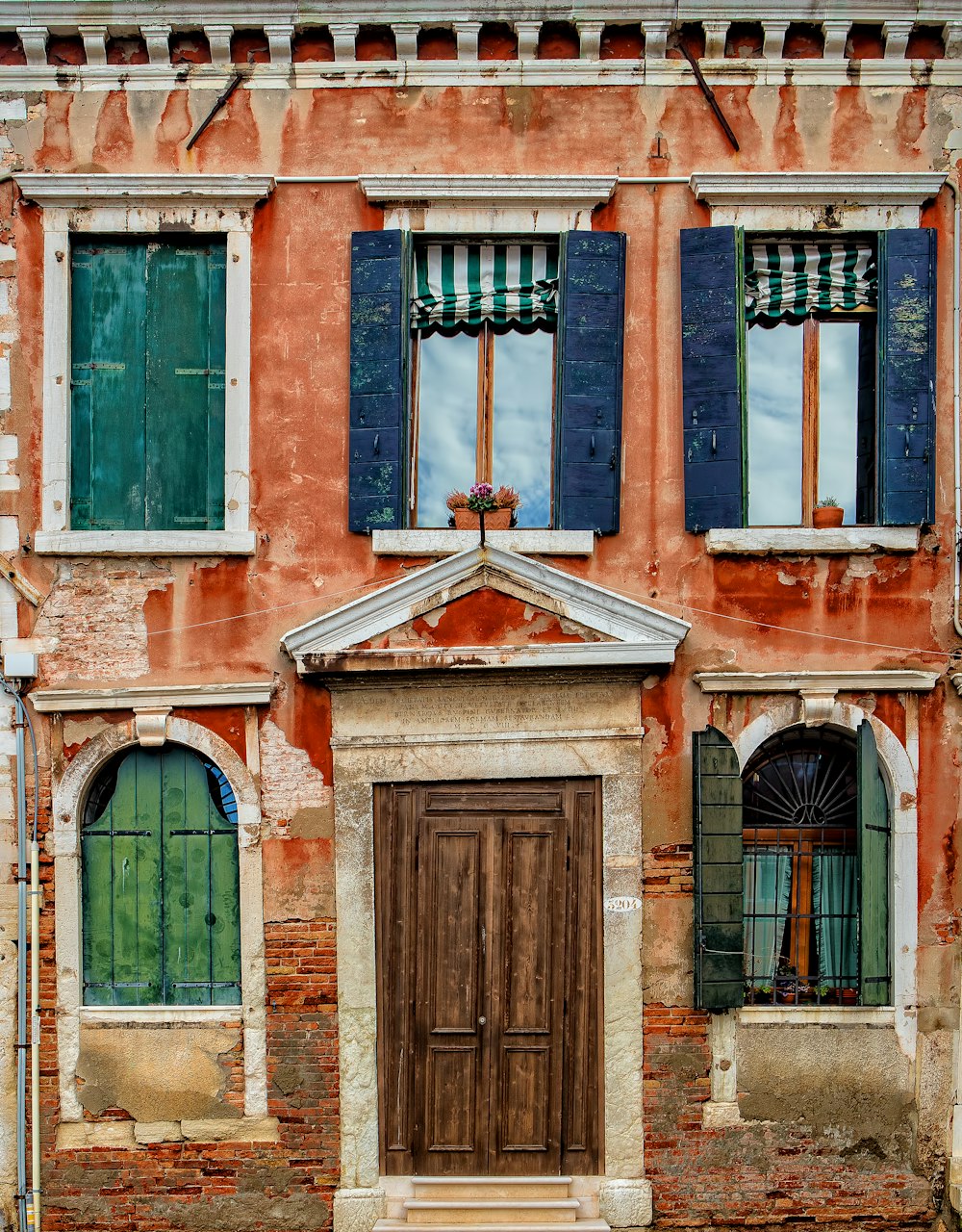 Façade de bâtiment peinte en orange