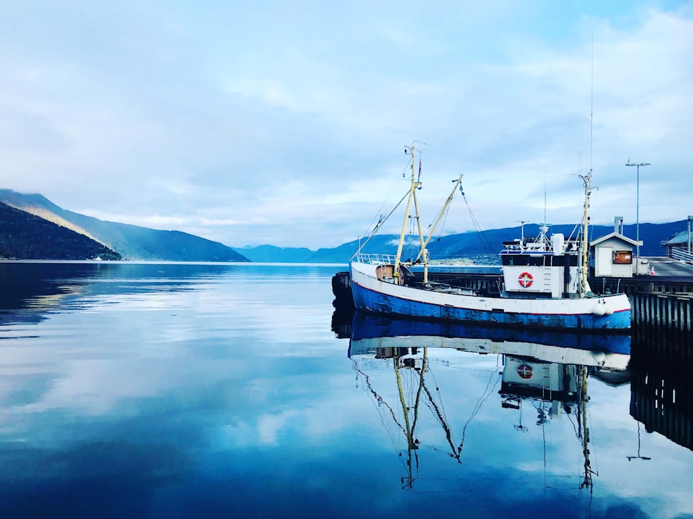 bateau à moteur près du quai