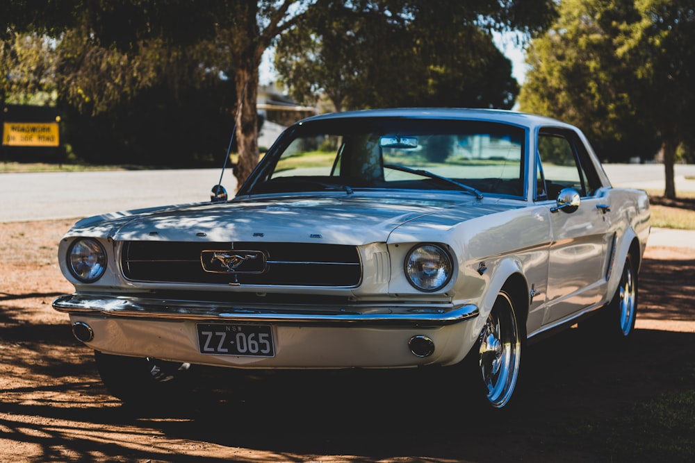 Ford Mustang coupé bianca