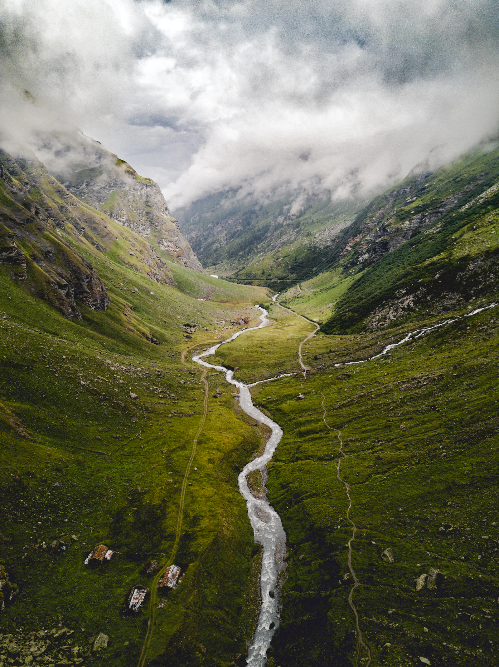 Torrent serpentant au fond d'un vallon de montagne &mdash; image d'illustration, non prise &agrave; Tr&eacute;-les-Eaux