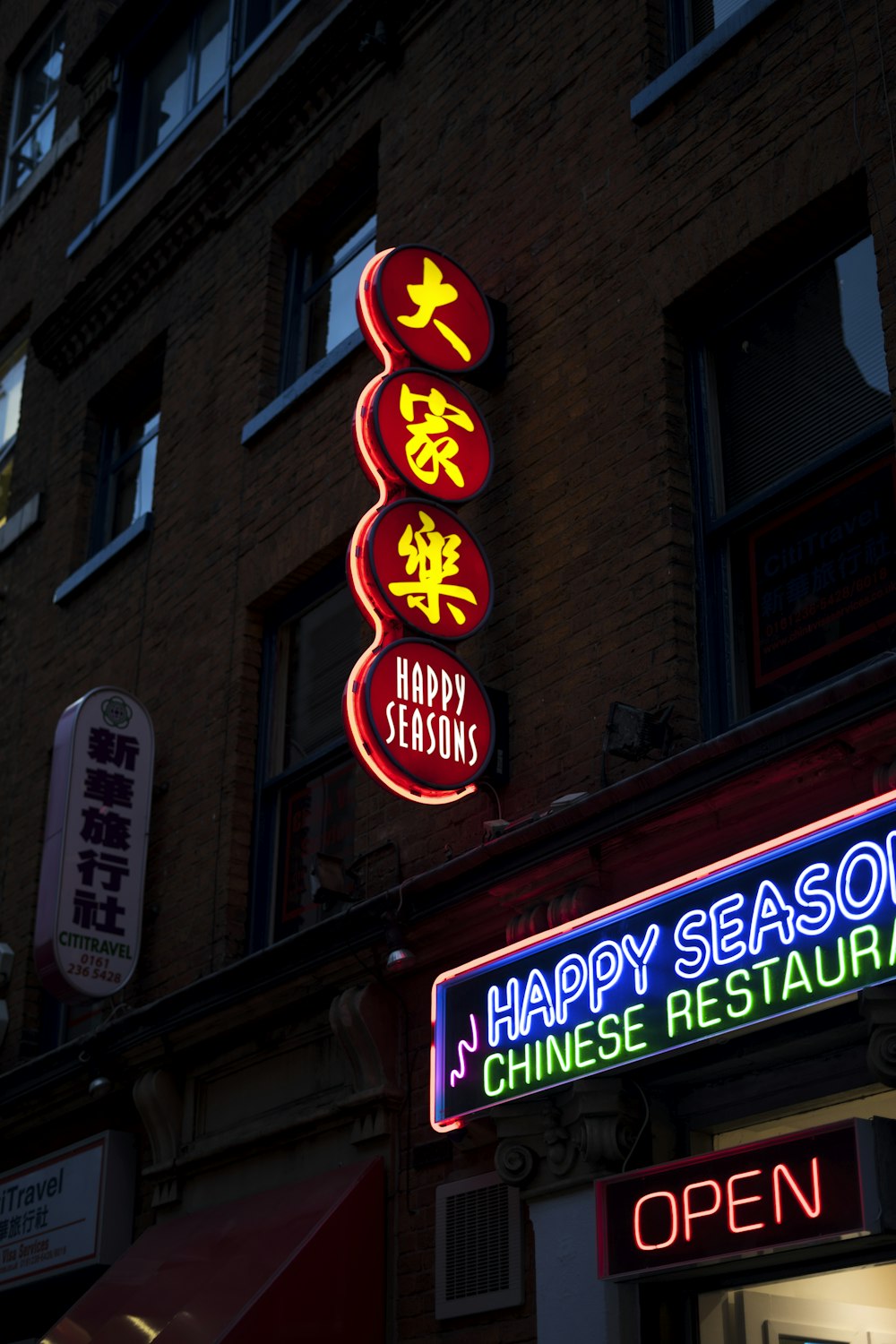 letreros rojos de restaurantes chinos Happy Seasons