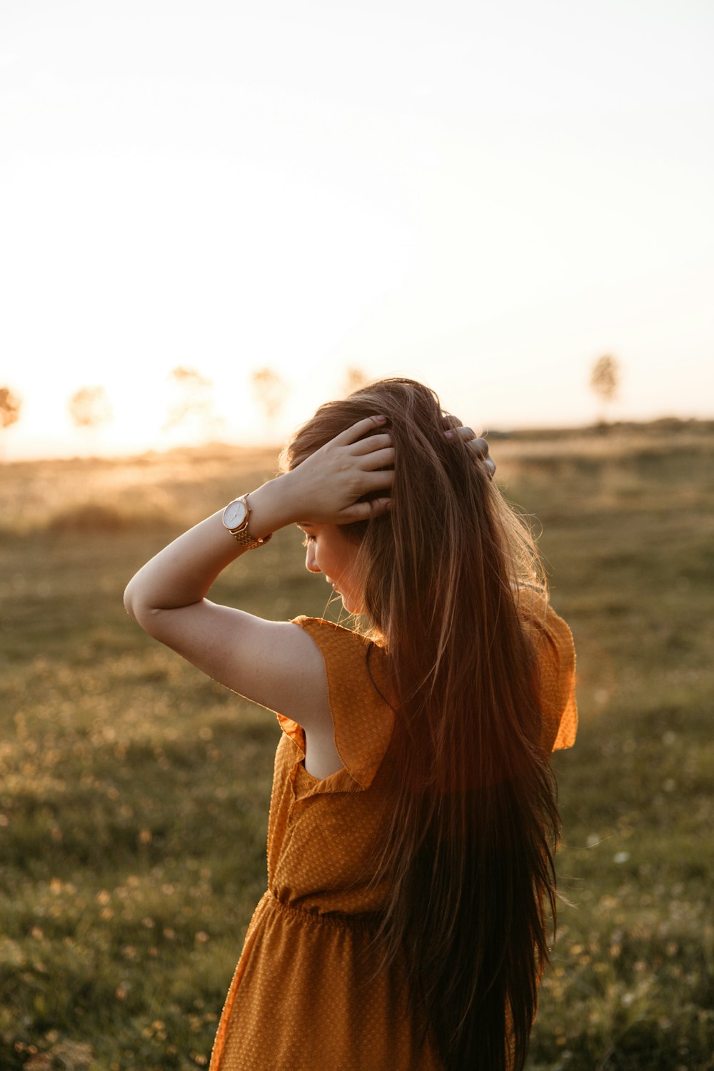 femme tenant ses cheveux